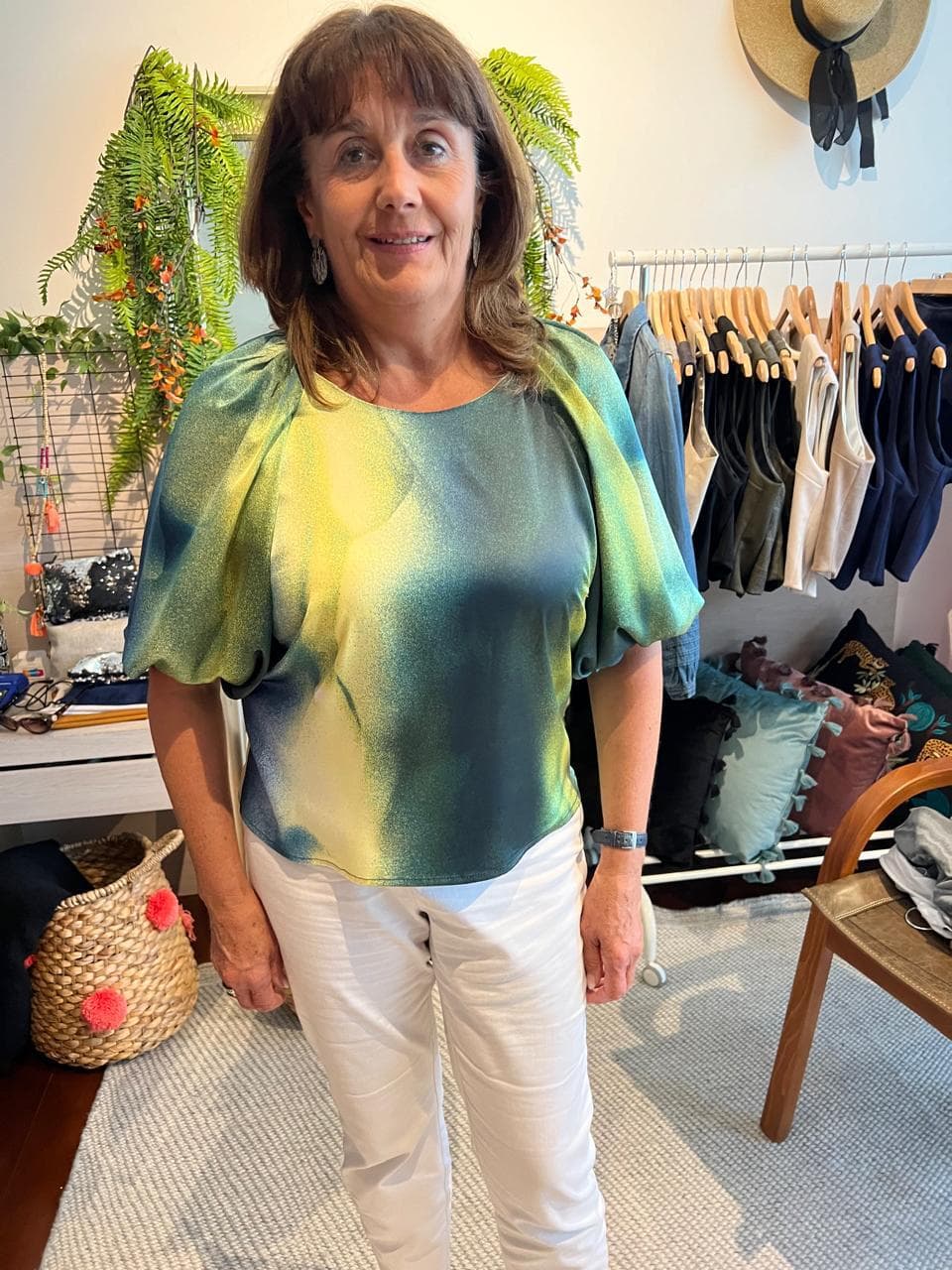 Clienta Gregharia con blusa verde y amarillo con mangas abullonadas